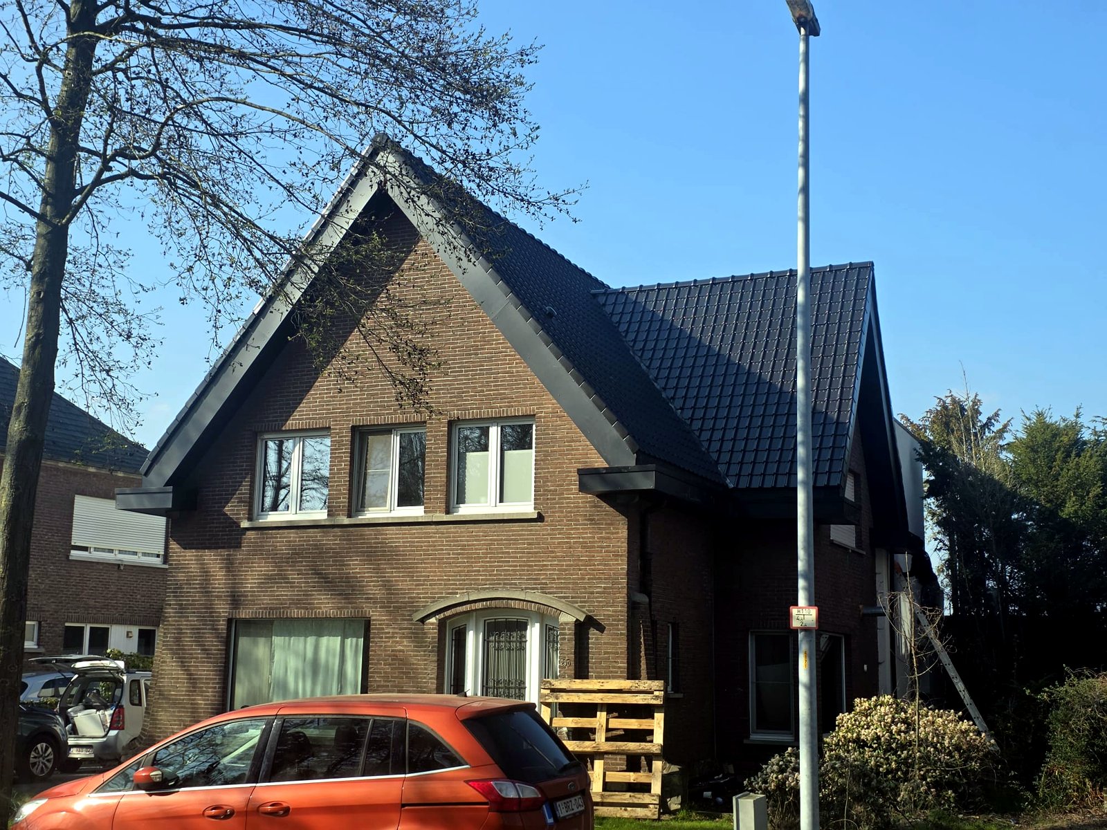 Maison en briques rénovée avec toiture neuve en Flandre