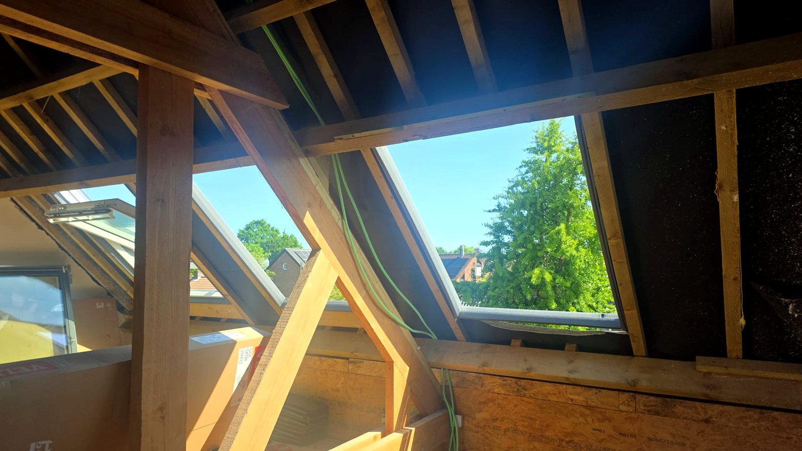 Toiture avec fenêtres de toit et charpente en bois